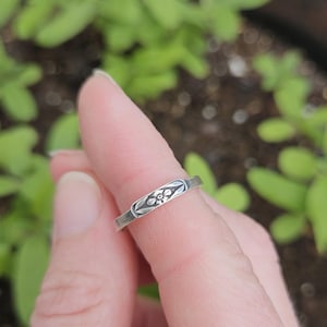 Förgätmigej-ring. Blomsterarmband i sterlingsilver. Silverblomstring. Ring i återvunnet silver. Stapelbart blommönster. Elaras favoritblomma.