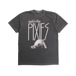 Może przedstawiać: Ciemnoszary t-shirt z krótkim rękawem z białym napisem "death to the PIXIES" nad czarno-białą grafiką przedstawiającą osobę w pozycji leżącej. Koszulka ma okrągły dekolt i standardowy krój, wykonana z gładkiego materiału.
