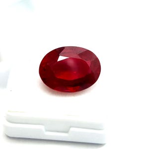 Rubí birmano natural – Gema ovalada facetada de 15,15 quilates, color rojo intenso, ideal para la fabricación de joyas.