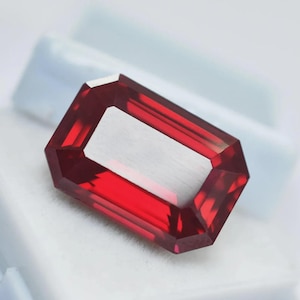 Naturlig mozambikisk rubin – certifierad smaragdslipad lös sten (15 ct)