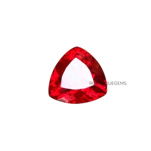 Rubi vermelho birmanês natural de 12 quilates – Lapidação trilhão, gema solta certificada e impecável para joias finas.