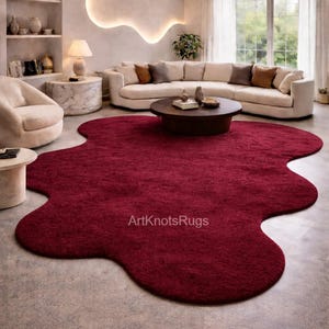 Bordeauxrood handgetuft vloerkleed met onregelmatige vorm, modern massief organisch gevormd vloerkleed, golvende rand hedendaagse vloerkleden voor woonkamer en slaapkamer