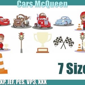 Può includere: Un'immagine con ricami ispirati al film Cars McQueen. I disegni includono Saetta McQueen, Cricchetto, Mack, un'auto blu, un pilota di auto da corsa, un semaforo, un trofeo, bandiere a scacchi e un cono stradale. È presente anche il testo "Cars McQueen" e "7 Taglie".
