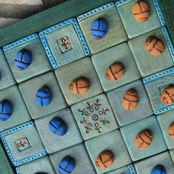 Egyptian Seega Game Board with midnight blue-sand yellow Scarab pawns in textile case - Gioco di società Egiziana Seega