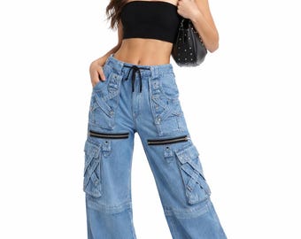 Pantalones vaqueros cargo estilo Cyber Y2K: mezclilla de lavado claro con cremalleras, anillas en D y correas.