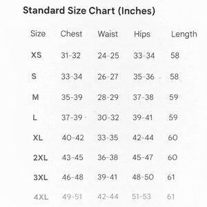 Op de afbeelding: Een standaard maattabel in inches, met borst-, taille-, heup- en lengtematen. Maten vari&euml;ren van XS tot 4XL. De tabel helpt klanten bij het vinden van de juiste kledingmaat. Maten in inches.