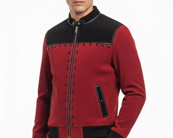 Chaqueta bomber de ante rojo carmesí – Estilo urbano con paneles negros y tachuelas