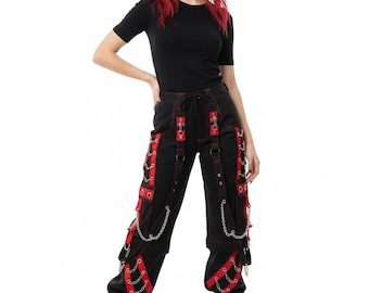 Spodnie cargo w stylu Cyberpunk Gothic z kontrastowymi przeszyciami w kolorze czerwonym, łańcuchami i paskami w stylu streetwear