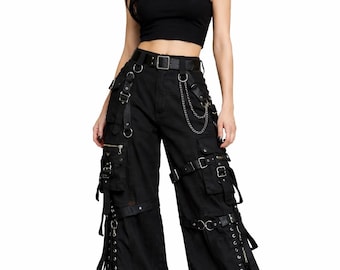 Pantalones cargo góticos negros: pantalones de pierna ancha con hebilla de cadena, estilo grunge y techwear.