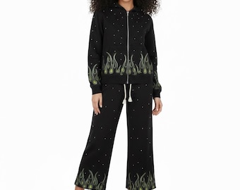 Chándal Y2K verde llama con pedrería: sudadera con capucha y cremallera completa, pantalón de pierna ancha.
