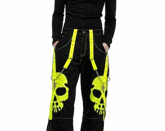 Pantalones cargo de estilo técnico con calaveras de neón, pantalones góticos urbanos, ropa para festivales cyberpunk.