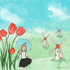 Puede incluir: Una niña con cabello rojo y una sombrilla azul con lunares blancos se encuentra en un campo con tulipanes rojos y molinos de viento blancos con techos rojos. El texto "Sophie Suski" está en la esquina inferior derecha de la imagen.