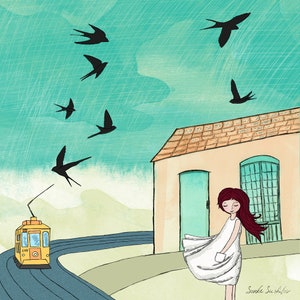 Puede incluir: Un tranvía amarillo con una vía azul delante de una casa con una puerta azul y una niña con el pelo largo y rojo que lleva un vestido blanco. El cielo es azul con nubes blancas y hay pájaros negros volando en el cielo.