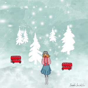 Puede incluir: Una niña con una bufanda roja y un sombrero se encuentra en un paisaje nevado con dos autobuses de dos pisos rojos y árboles blancos. El texto "Sonka Scishior" está escrito en la esquina inferior derecha.