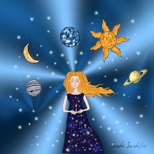 Puede incluir: Una mujer con el pelo largo y rojo ondeante se encuentra en un cielo estrellado azul y blanco. Ella sostiene una vela encendida en sus manos y tiene los ojos cerrados. El sol, la luna y los planetas son visibles en el fondo. El texto "Sonka Sushilov" está escrito en la esquina inferior derecha de la imagen.