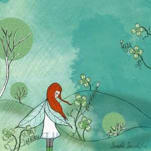 Puede incluir: Una ilustración digital de una niña pelirroja con un vestido verde y una capa de hojas. Está de pie en un campo de plantas de trébol verde. El fondo es una acuarela azul claro.