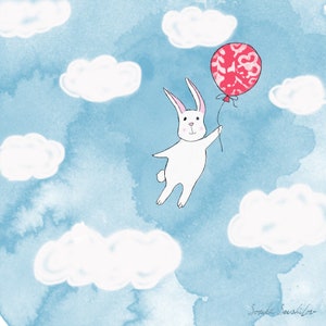 Puede incluir: Ilustración en acuarela de un conejo blanco flotando en un cielo azul con nubes blancas. El conejo sostiene un globo rojo con un patrón blanco. La obra de arte tiene un ambiente caprichoso y soñador.
