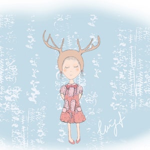 Puede incluir: Una niña con los ojos cerrados lleva un vestido rosa y un sombrero de cabeza de ciervo marrón con cuernos. El fondo es azul claro con un patrón blanco. La palabra "light" está escrita en cursiva blanca en la parte inferior derecha.