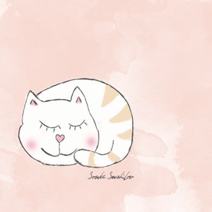 Puede incluir: Un gato blanco con rayas naranjas está acurrucado durmiendo sobre un fondo rosa. El gato tiene los ojos cerrados y un pequeño corazón rosa en la nariz.