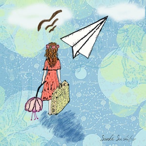 Puede incluir: Una mujer con un vestido rojo y una diadema floral se aleja de un avión de papel. Lleva una maleta marrón con un patrón tejido. El fondo es un patrón de acuarela azul y blanco con nubes y pájaros.