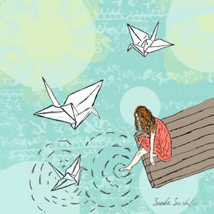 Puede incluir: Una mujer se sienta en un muelle de madera, mirando hacia el agua. Tres grullas de papel blanco flotan en el aire sobre ella, una aterrizando en el agua debajo. El agua es de color azul claro y tiene ondas alrededor de la grúa.