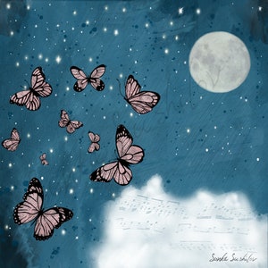 Puede incluir: Una ilustración digital de mariposas rosas volando contra un cielo nocturno azul oscuro con luna llena y estrellas blancas. Las mariposas vuelan hacia una nube blanca con notas musicales en ella. El texto "Sonya Sushilov" está en la parte inferior de la imagen.