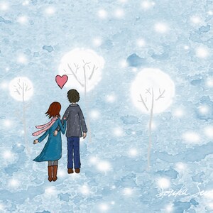 Puede incluir: Una pareja camina de la mano por un paisaje nevado. La escena está pintada en tonos azules y blancos, con un corazón rosa flotando sobre la pareja. El fondo presenta árboles estilizados con contornos blancos.