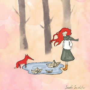 Puede incluir: Un zorro rojo se encuentra en un charco de agua con tres barquitos de papel flotando. Una niña con el pelo largo y rojo y un vestido verde se encuentra en el fondo. La escena está ambientada en un bosque con árboles y un cielo rosa.