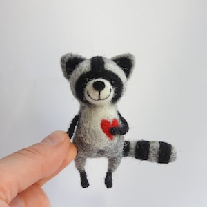 Needle felted Raccoon Brooch / Gifts ideas / Miniature Raccoon / Felted animals / Handmade gift