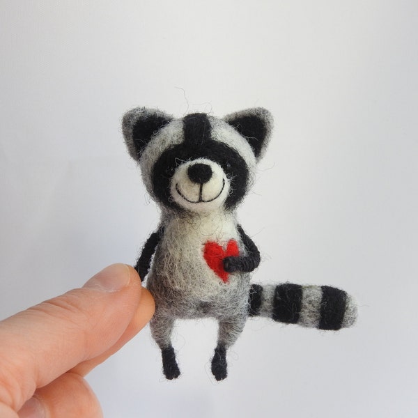 Needle felted Raccoon Brooch / Gifts ideas / Miniature Raccoon / Felted animals / Handmade gift