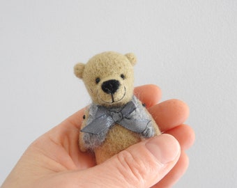 Un cadeau personnalisé, broche d’ours en feutre aiguille, ours beige en laine pour des idées de cadeaux de Noël