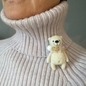 A personalized gift, Woolen bear brooch, White polar pocket bear zdjęcie 2