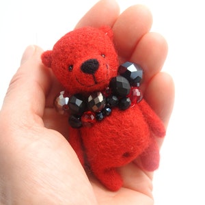 Spilla a forma di orso in feltro ad ago, orso rosso di lana, animali in miniatura, spilla fatta a mano, regalo ecologico, orsacchiotto tascabile