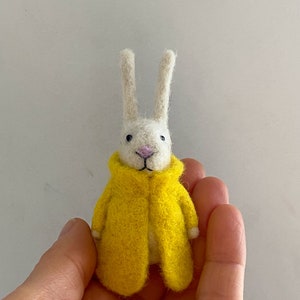 Hase Brosche, Nadel gefilzter Hase, Miniatur Filz Tier, Ostergeschenk, Mini Hase
