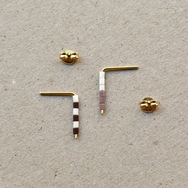 Minimalistische Glasperlen Ohrstecker, Gestreifte Messing Stab Ohrringe, Zarter Schmuck