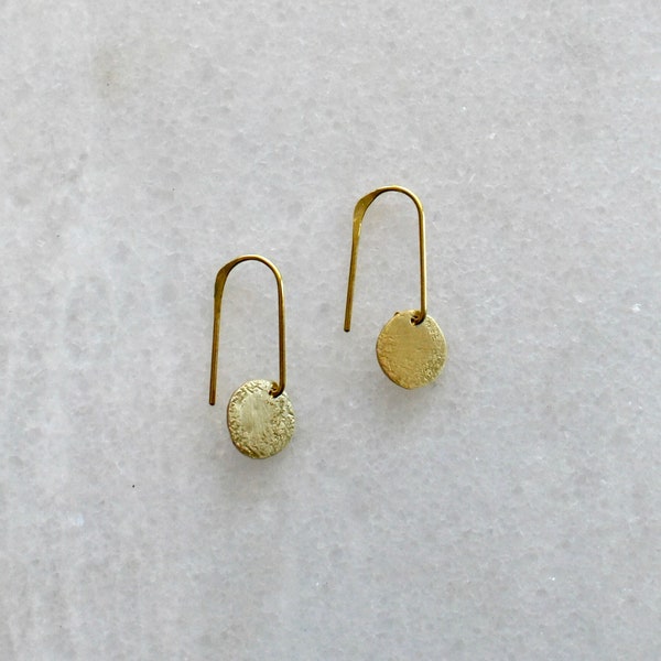 Boucles d’oreilles minimalistes Circle Dangle, boucles d’oreilles abstraites, bijoux minimaux, boucles d’oreilles en laiton doré