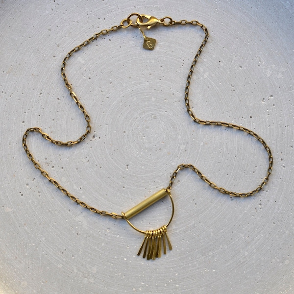 Minimalistische Messing Tassel Halskette, Geometrische Halskette mit Metall Fransen, Kurze Kette mit Anhänger