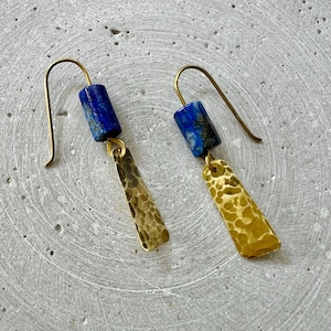 Solstensörhängen, aprikosfärgade naturstensörhängen med hamrade mässingsdetaljer Lapis lazuli