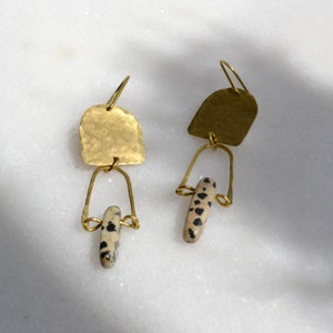 Dalmatiner Jaspis Ohrhänger, Gehämmerte Messing Chandelier Ohrringe, Naturstein Schmuck Bild 4