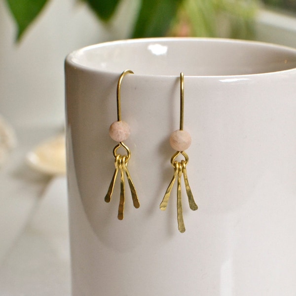 Boucles d'oreilles pierre de soleil, boucles d'oreilles en laiton avec perles en pierre naturelle, bijoux minimalistes