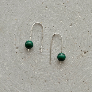 Boucles doreilles minimalistes en argent sterling Malachite Arch, boucles doreilles Pearl Dangle, cadeau pour sœur, bijoux en pierre naturelle verte image 1