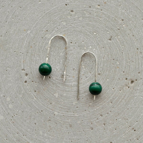Minimalistische Sterling Silber Malachit Bogen Ohrringe, Perlen Ohrhänger, Geschenk für Schwester, Grüner Naturstein Schmuck