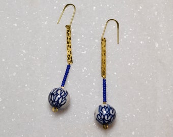 Lange Hängeohrringe mit großen Delfter Tulpen Keramikperlen, Royalblaue Perlen Ohrringe