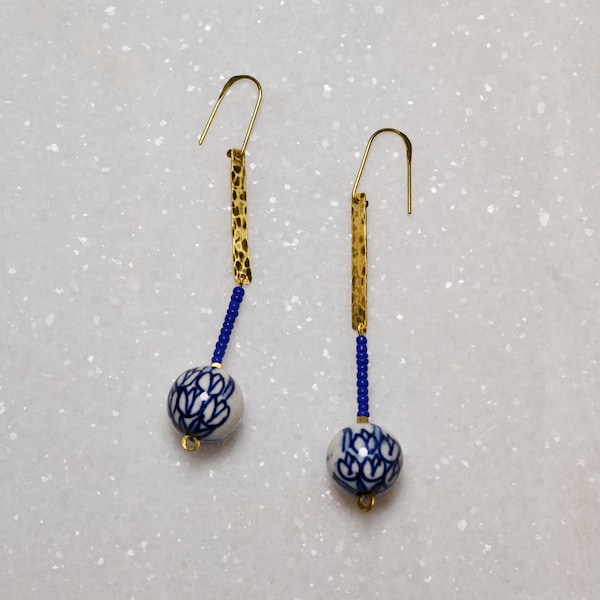 Lange Hängeohrringe mit großen Delfter Tulpen Keramikperlen, Royalblaue Perlen Ohrringe