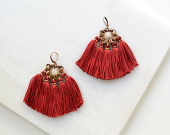 Pendientes de borlas boho rojo oscuro, pendientes de borlas rojas con cuentas de cuarzo rosa, grandes candelabros hippies