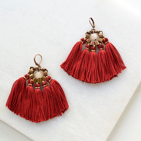 Dunkelrote Boho Quasten Ohrringe, Rote Tassel Ohrhänger mit Rosenquarz Perlen, Große Hippie Chandeliers