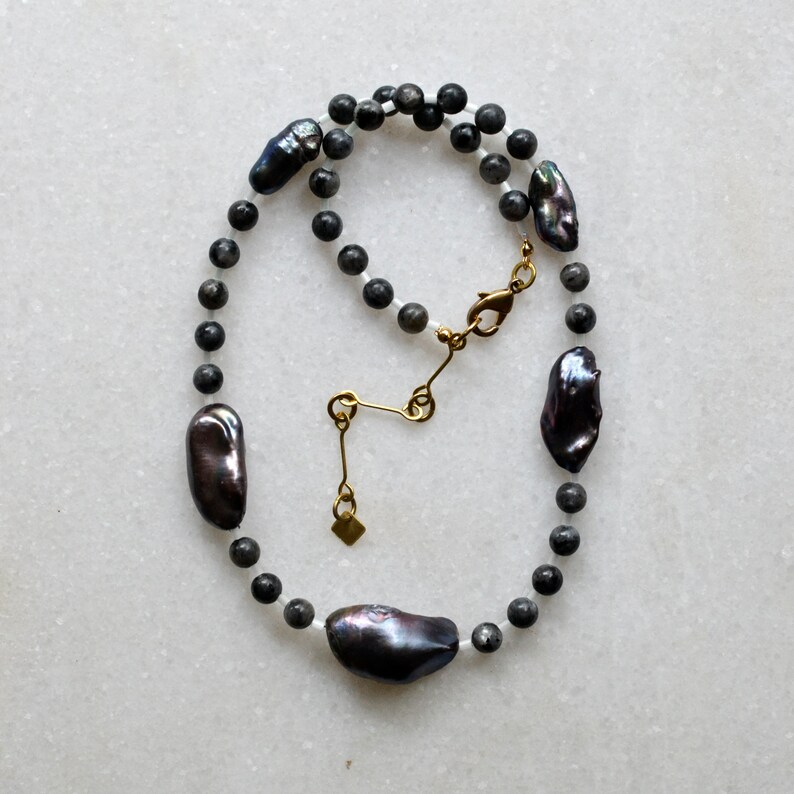 Keshi Perlen Kette mit Labradorit und Glasperlen, Unikat Halsketten mit großen Süßwasserperlen No. 1
