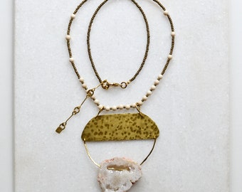 Einzelstück - Statement Kette mit Kristall Anhänger, Fossile Perlen mit Messing Bib