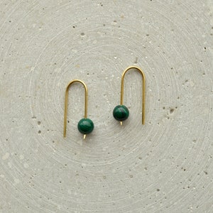 Boucles doreilles minimalistes en argent sterling Malachite Arch, boucles doreilles Pearl Dangle, cadeau pour sœur, bijoux en pierre naturelle verte image 3