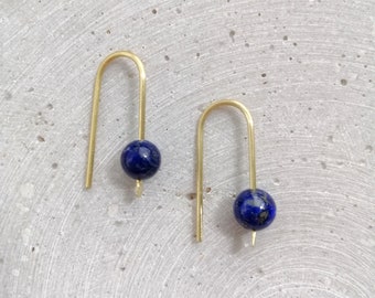 Minimalistische Lapislazuli Ohrringe, Messing Ohrhänger mit blauer Perle, Goldene Ohrstecker mit Lapis Lazuli
